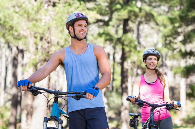 Homem e mulher saudáveis com bicicletas