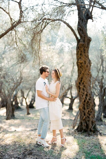Homem e mulher se abraçando em um olival