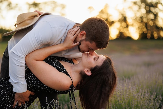 Homem e mulher se beijando em um campo de lavanda