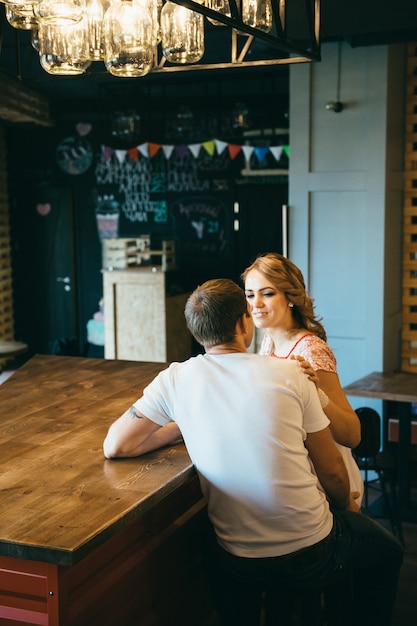 Homem e mulher se encontrando em um café estilizado da cidade