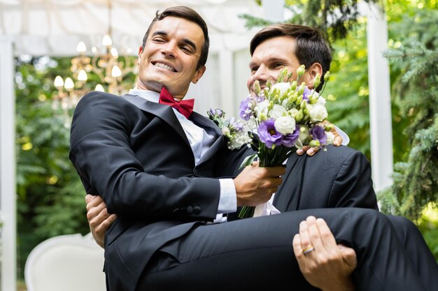 Foto homem e mulher segurando flores no parque