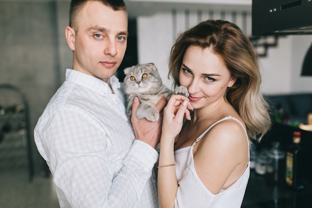 Homem e mulher segurando gato