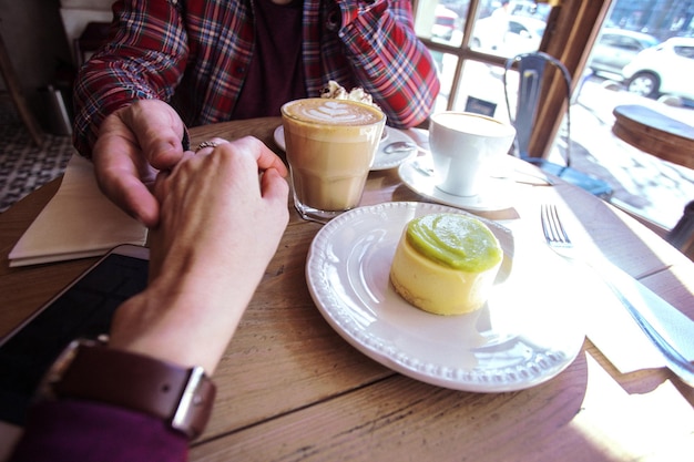 Homem e mulher sentados em um café em uma mesa