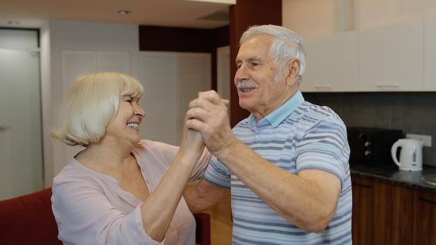 Homem e mulher sentados na parede