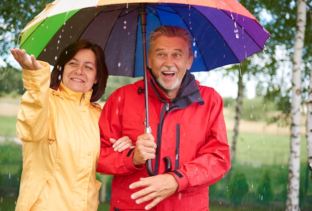 Homem e mulher sob o guarda-chuva
