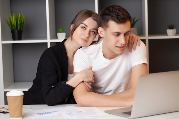 Homem e mulher trabalhando juntos em um projeto no escritório