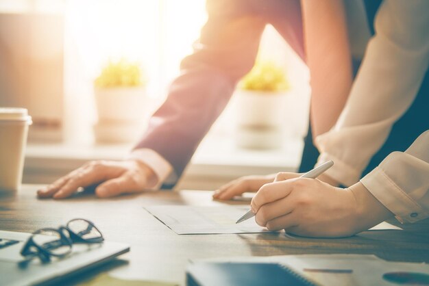 Homem e mulher trabalhando no escritório