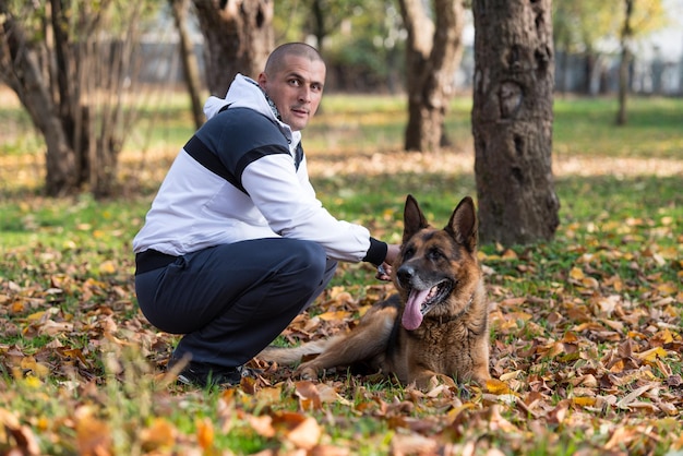 Homem e seu cão pastor alemão