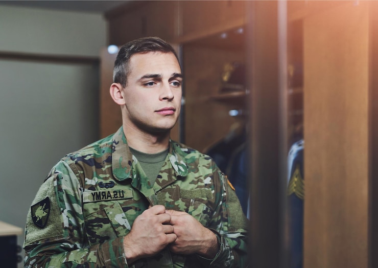 Foto homem e soldado em uniforme doméstico e dever para orgulho respeito e país em pronto para implantação pessoa masculina guerra e herói em quartel com camuflagem de serviço e espelho como recruto ou patriota