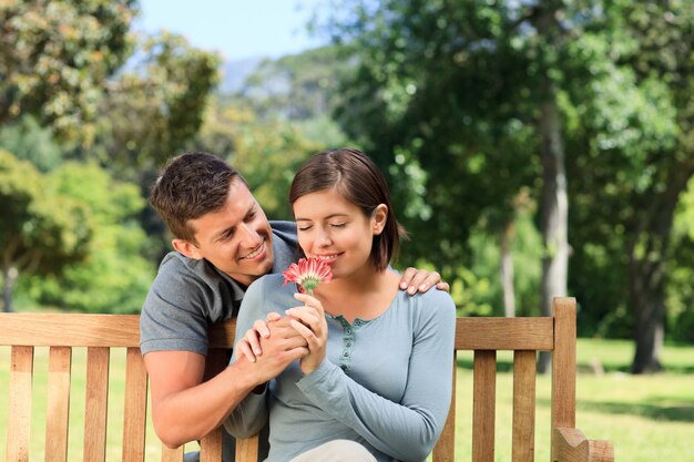 Homem e sua esposa com uma flor