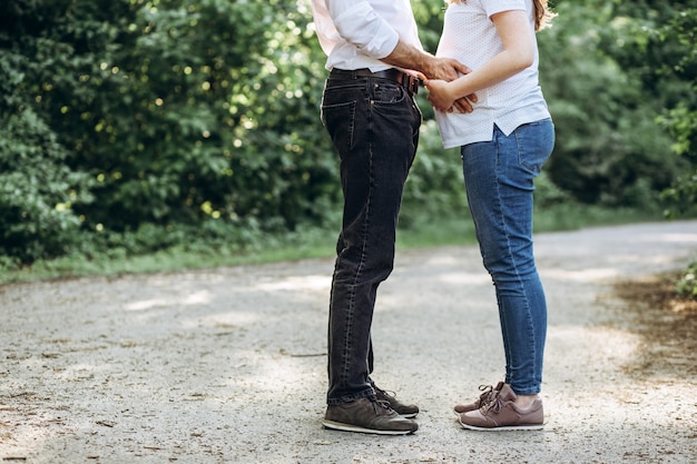 Homem e sua linda esposa grávida estão abraçando.