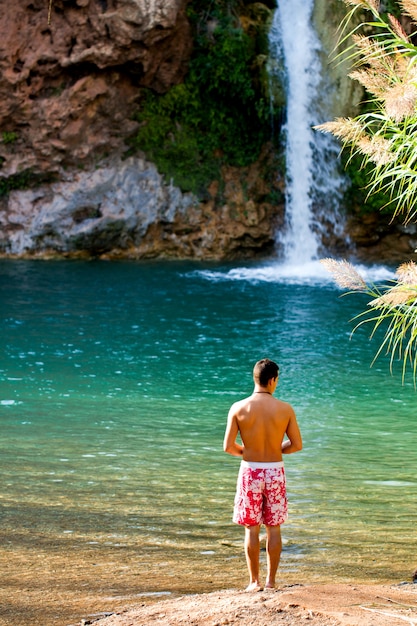 Homem e uma linda cachoeira