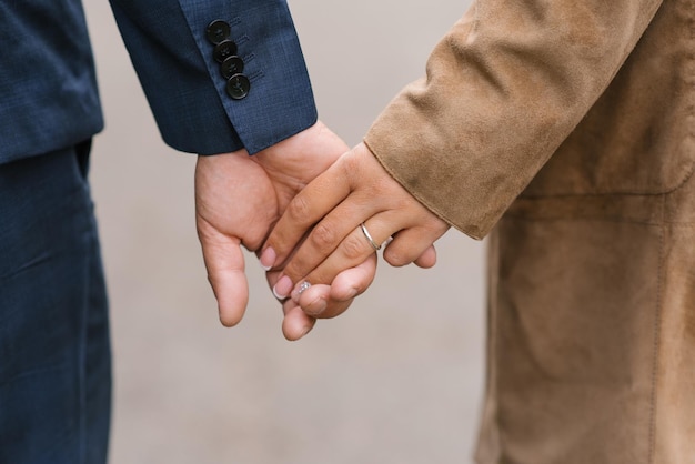 Homem e uma mulher de mãos dadas em uma caminhada Casal apaixonado