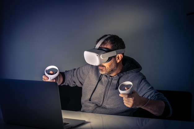 Homem e xícara de café na mesa
