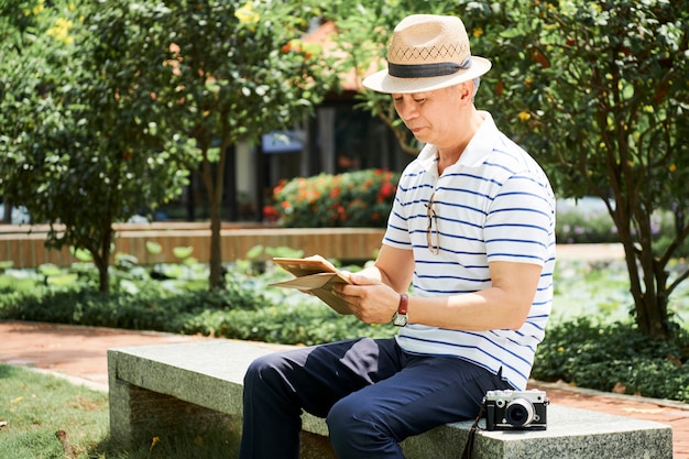 Homem editando fotos no tablet pc