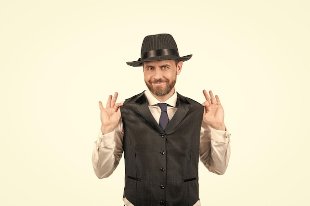 Homem elegante barbudo sorridente com chapéu vintage isolado em fundo branco cavalheiro