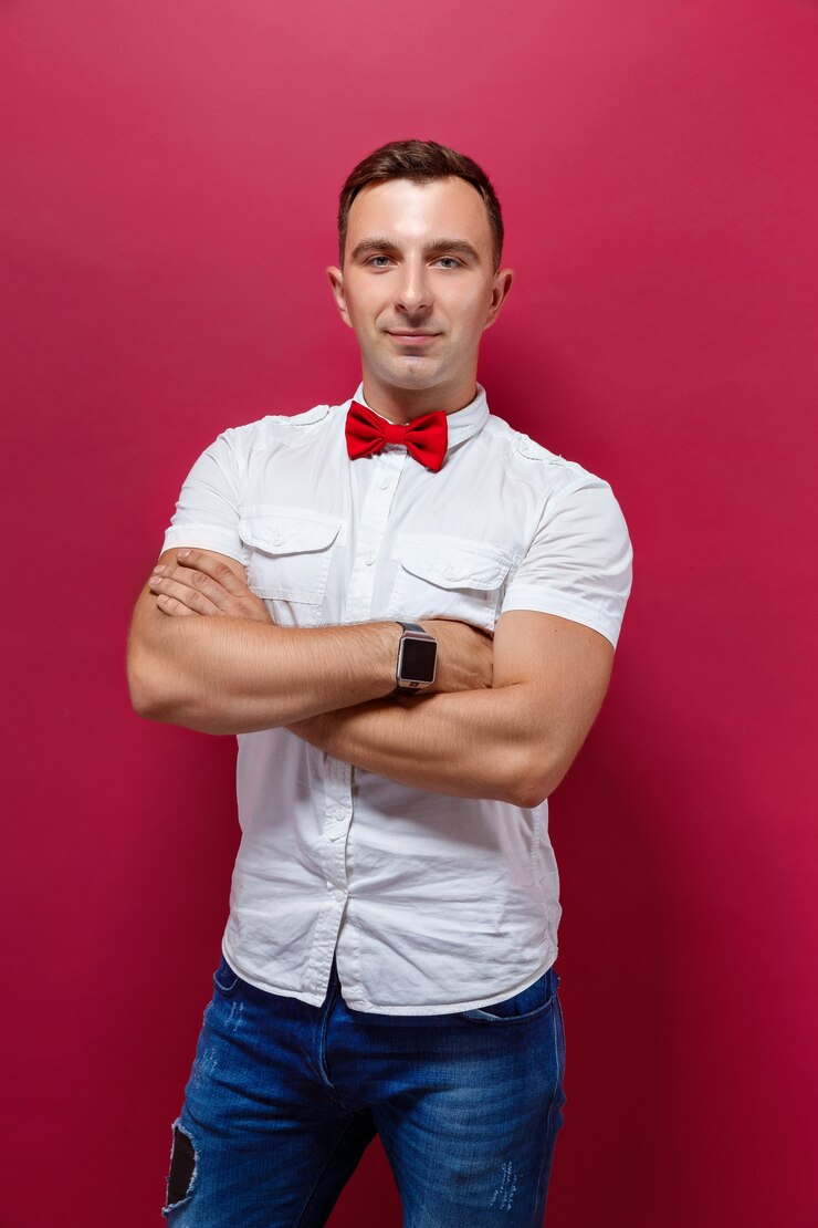 Foto homem elegante bonito na gravata vermelha