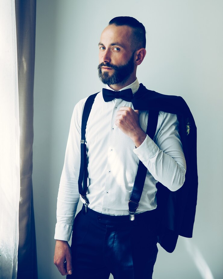Foto homem elegante com uma jaqueta por cima do ombro, olhando pela janela. foto com espaço de cópia