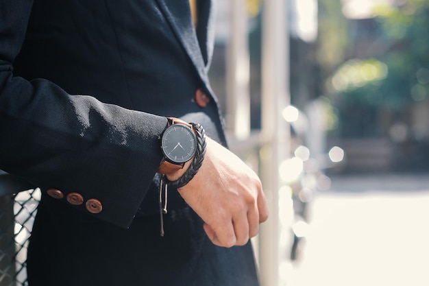 Homem elegante de terno esperando lá fora