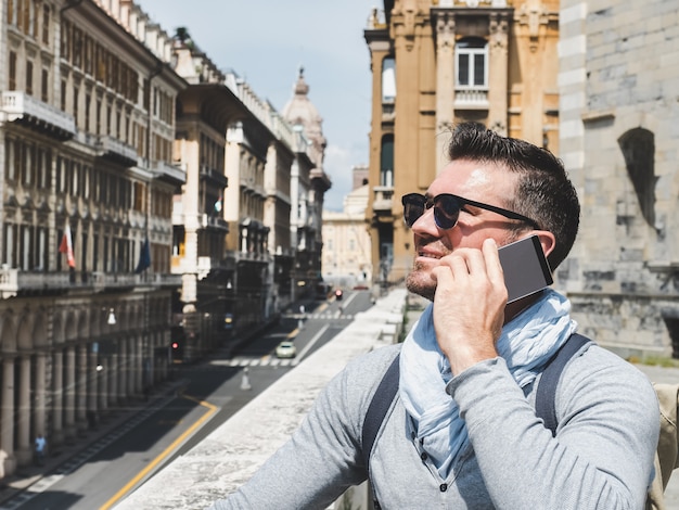 Homem elegante e feliz com um smartphone.