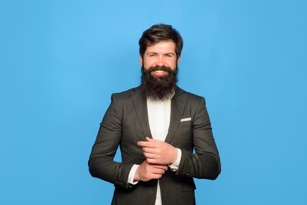 Homem elegante em traje preto elegante clássico empresário sorridente empresário bonito com roupa formal