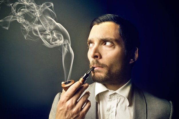 Foto homem elegante, fumando um cachimbo