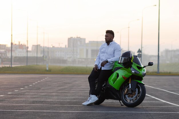 Homem elegante na moto à noite