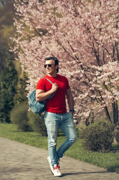 Homem elegante ner árvore florescendo