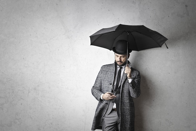 Homem elegante no cartola com guarda-chuva