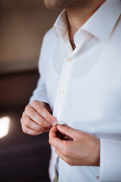 Homem elegante vestindo camisa