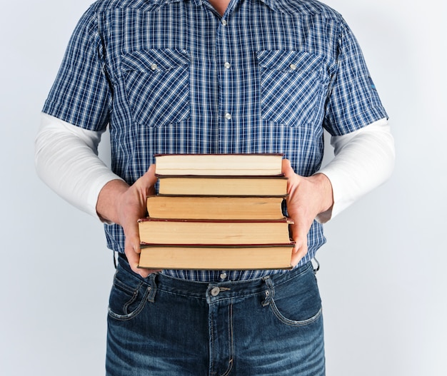 Homem, em, camisa xadrez azul, segurando, um, pilha livros