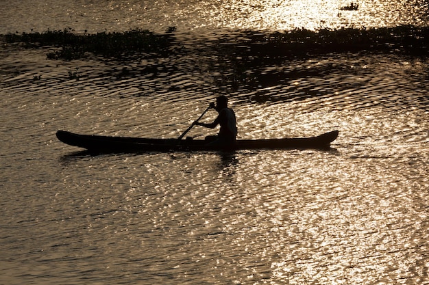 Homem em canoa Kerala remansos na Índia