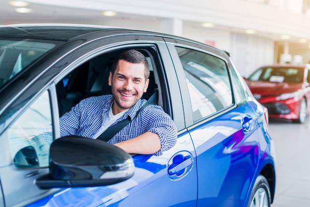 Foto homem, em, car, em, dealership