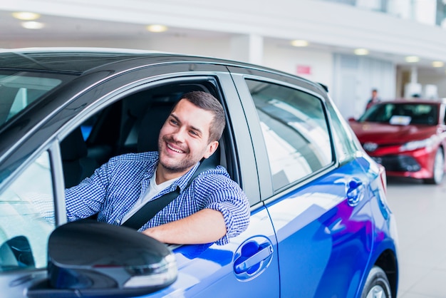 Foto homem, em, car, em, dealership