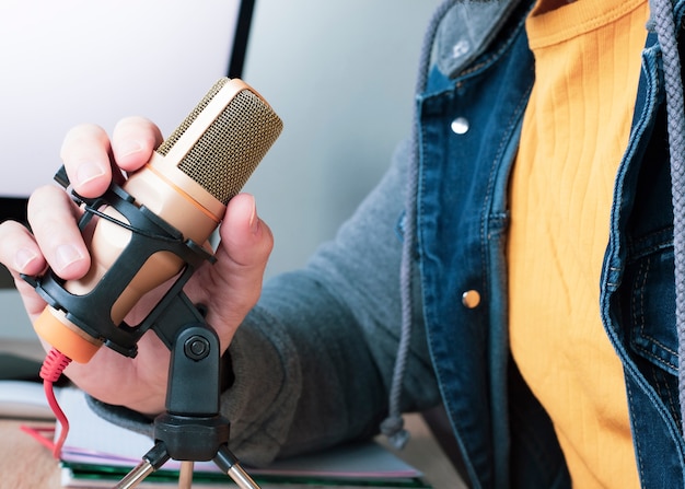 Homem em casa falando no teletrabalho do microfone