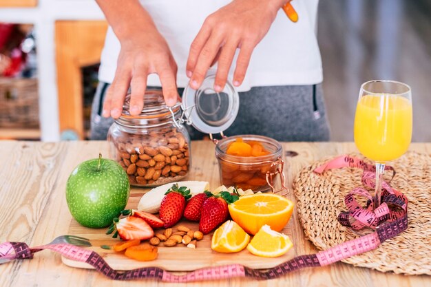 Homem em casa tocando e comendo frutas - conceito de estilo de vida interior e são