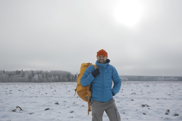 homem em esportes jaqueta paisagem inverno trekking / jaqueta em um turista, atividades ao ar livre no norte, paisagem sazonal