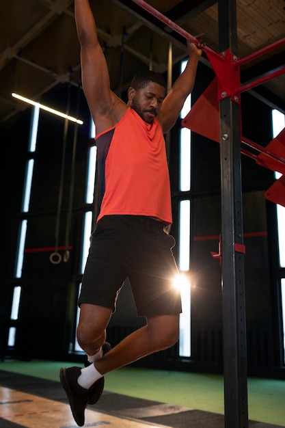 Foto homem em forma de tiro completo malhando na academia