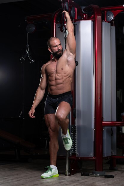 Homem em forma descansando após um treinamento de fitness ativo