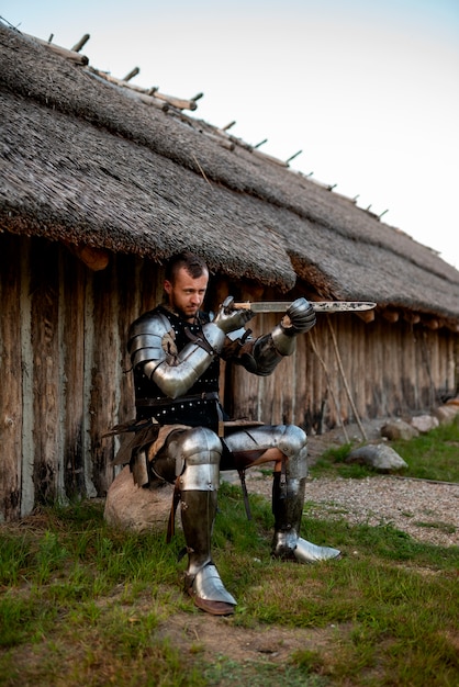 Foto homem em foto posando como um soldado medieval