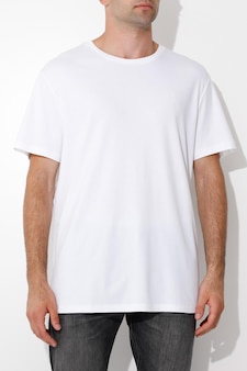 Homem em fundo branco, copie o espaço na camiseta