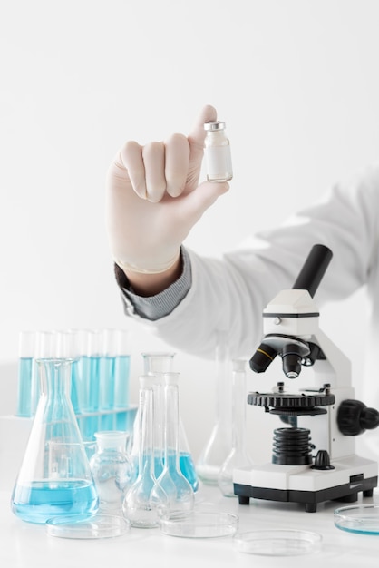 Foto homem em laboratório fazendo experimentos de perto