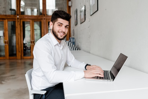 Homem, em, local trabalho, com, laptop, em, escritório