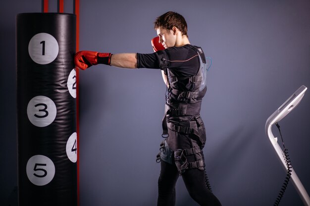 Homem em luvas de boxe durante o treino