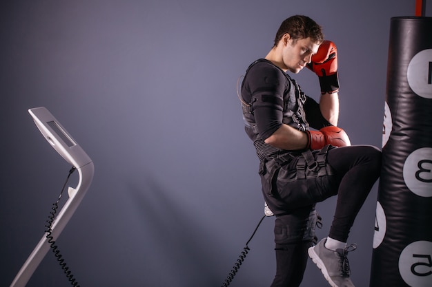 Homem em luvas de boxe durante o treino