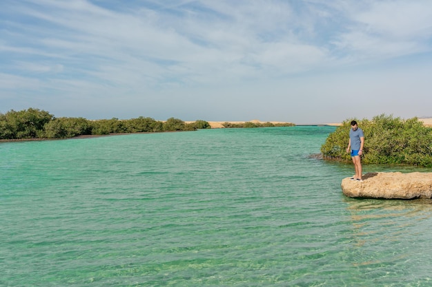 Homem em manguezais no Parque Nacional Ras Mohammed Egito Mar Vermelho