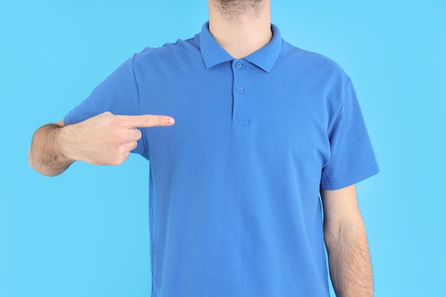 Homem em polo azul em branco sobre fundo azul