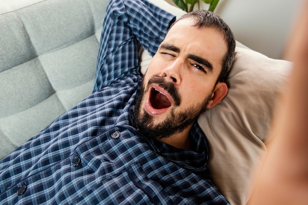 Foto homem em retrato fazendo videochamada