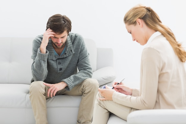 Homem em reunião com um consultor financeiro