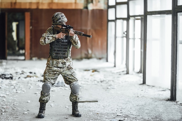 Homem em roupas militares com um rifle